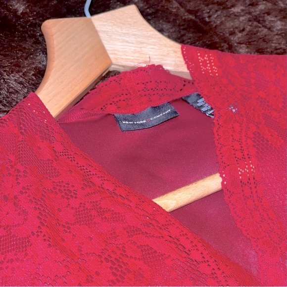 New York and Company red lace cap sleeve top, size XS - Picture 3 of 4